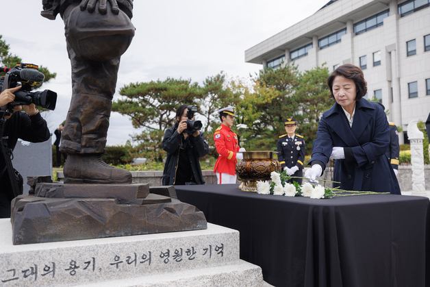 '재정 빨대' 논란 뒤 추모식 선 추미애…"소방관 처우·예우 꼭 바꿀 것"