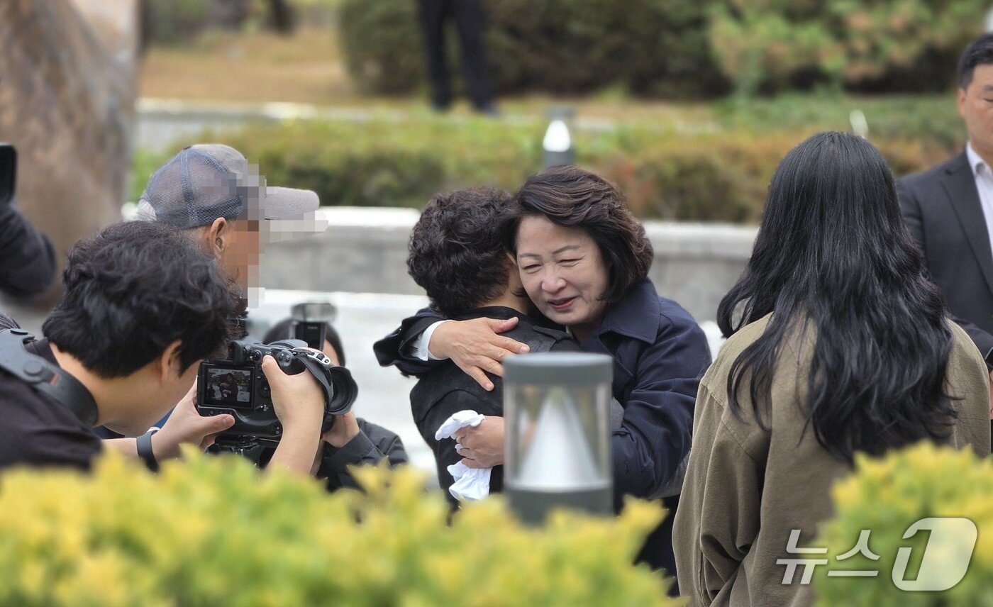 본문 이미지 - 24일 오전 경기도소방재난본부 해태공원에서 추미애 경기도지사가 헌화를 마치고 유가족과 인사를 하고 있다. ⓒ 뉴스1 최대호 기자
