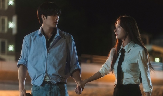 '너에게 다이브' 김지연·장세혁, 칼 든 강형석 피해 도주…달밤의 추격전