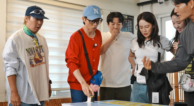 유재석, AI 사주로 재물운 확인…'런닝맨' 멤버들 "형이 그걸 왜봐" 집단 반발