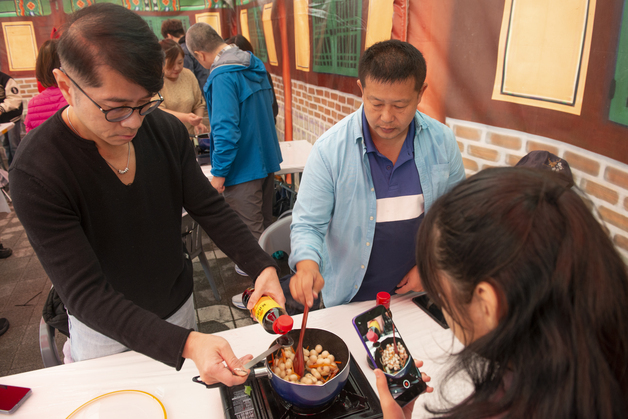 "친구들에게 자랑할래요"…대구 떡볶이 축제에 푹 빠진 대만 관광객들