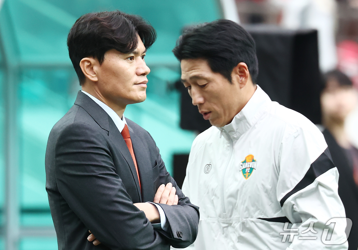(서울=뉴스1) 김민지 기자 = 24일 오후 서울 마포구 서울월드컵경기장에서 열린 하나은행 K리그1 2026 정규리그 33라운드 FC서울과 강원FC 경기에서 강원FC 정경호 감독이 …