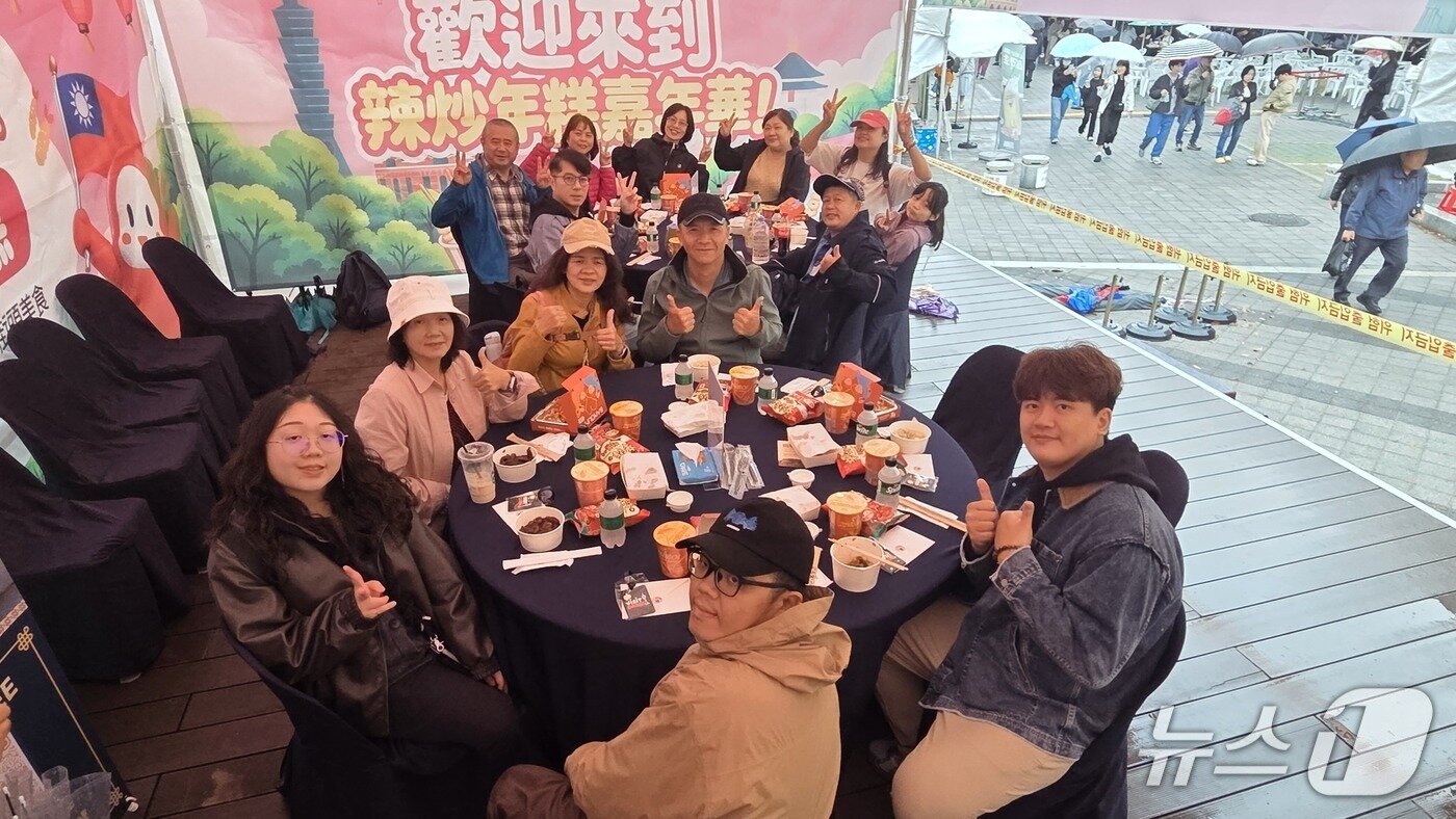 본문 이미지 - 24일 대구 북구에서 열린 '2026 대구 떡볶이 페스티벌'에서 대만 관광객들이 궁중 떡볶이를 직접 만든 뒤 단체 기념사진을 촬영하고 있다.2026.10.24 ⓒ 뉴스1 이성덕 기자