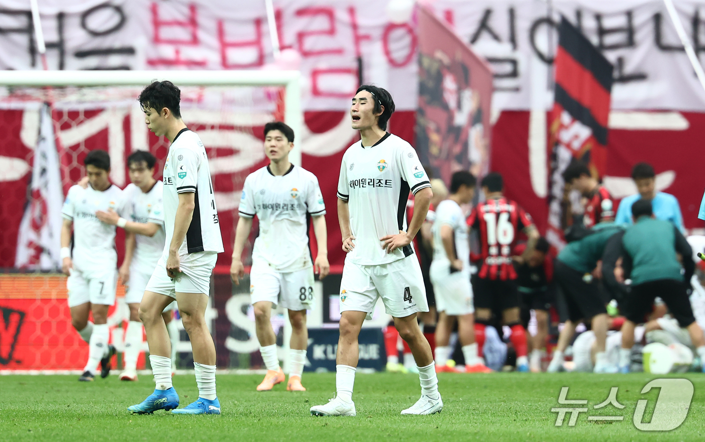 (서울=뉴스1) 김민지 기자 = 24일 오후 서울 마포구 서울월드컵경기장에서 열린 하나은행 K리그1 2026 정규리그 33라운드 FC서울과 강원FC 경기에서 강원FC 이기혁, 서민 …