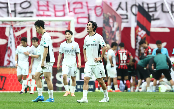 찬스 놓치고 아쉬워하는 강원FC