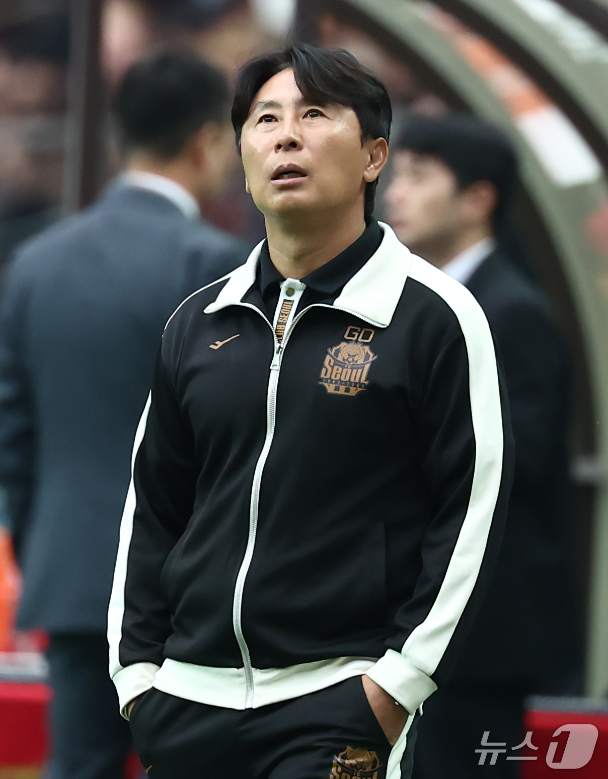 (서울=뉴스1) 김민지 기자 = 24일 오후 서울 마포구 서울월드컵경기장에서 열린 하나은행 K리그1 2026 정규리그 33라운드 FC서울과 강원FC 경기에서 FC서울 김기동 감독이 …