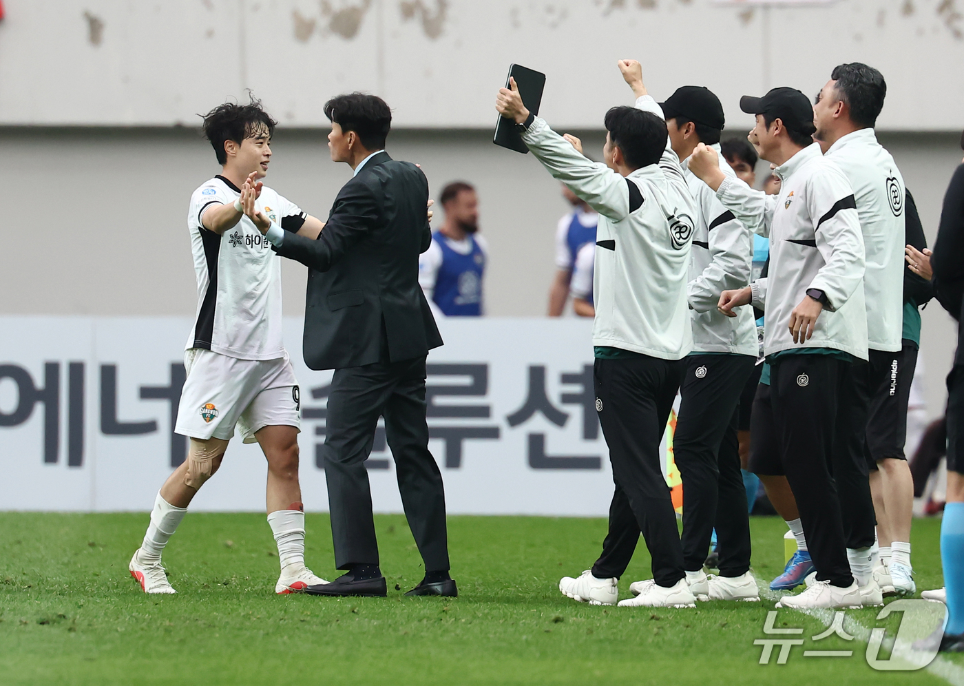 (서울=뉴스1) 김민지 기자 = 24일 오후 서울 마포구 서울월드컵경기장에서 열린 하나은행 K리그1 2026 정규리그 33라운드 FC서울과 강원FC 경기 후반전에서 강원FC 강준혁 …
