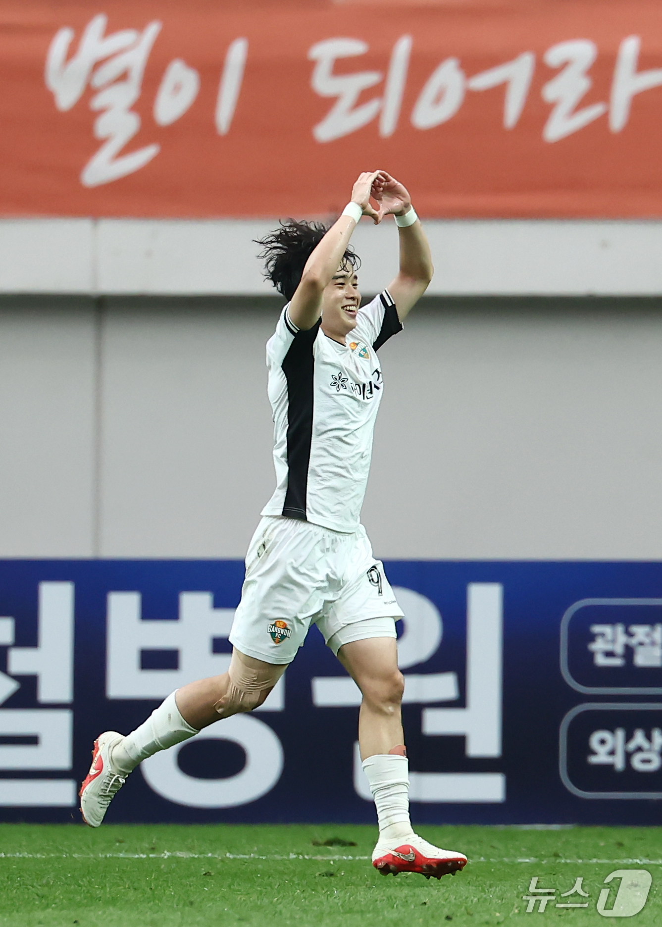 (서울=뉴스1) 김민지 기자 = 24일 오후 서울 마포구 서울월드컵경기장에서 열린 하나은행 K리그1 2026 정규리그 33라운드 FC서울과 강원FC 경기 후반전에서 강원FC 강준혁 …