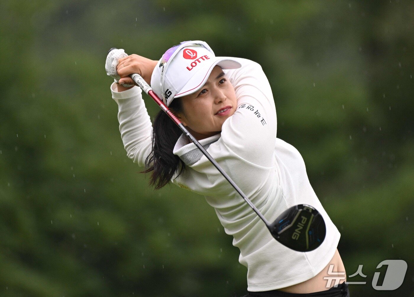 본문 이미지 - 최혜진은 24일 열린 LPGA 투어 BMW 레이디스 챔피언십 3라운드에서 6타를 줄이며 공동 2위로 도약했다. ⓒ AFP=뉴스1