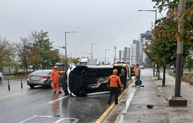 전주서 승용차 가로수 충돌…30대 운전자 숨져