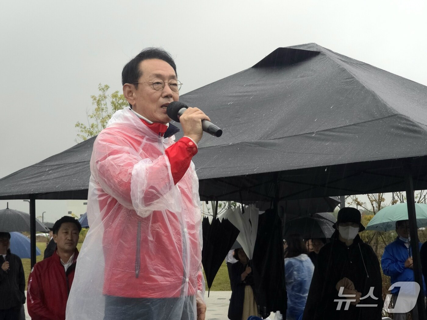 본문 이미지 - 24일 부산 강서구 에코델타 4호 근린공원에서 열린 '생곡소각장 건립계획 백지화 및 명지소각장 폐쇄 촉구 강서구민 총궐기대회'에서 김도읍 국회의원이 생곡소각장 건립 반대 입장을 밝히고 있다.2026.10.24 ⓒ 뉴스1 이주현 기자