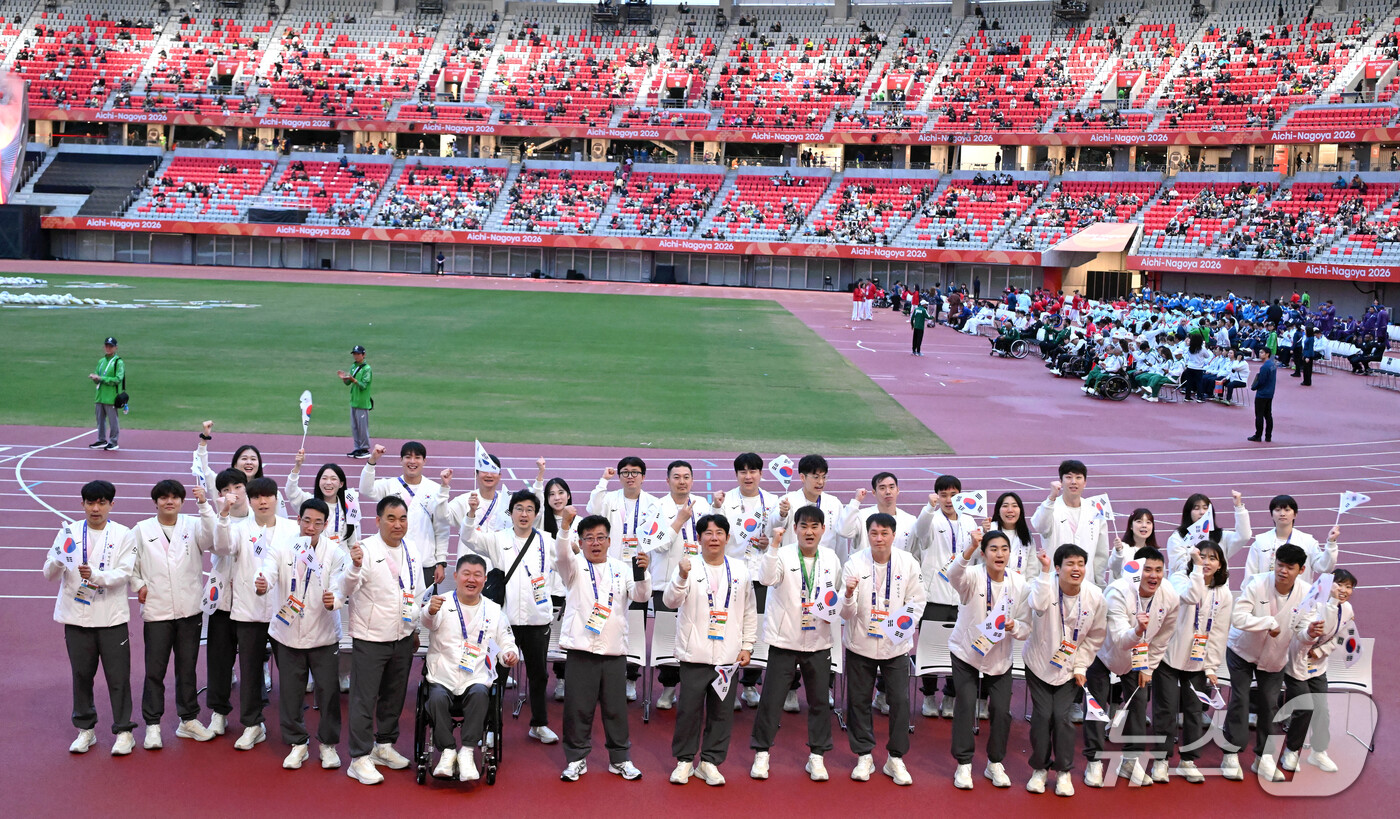 (서울=뉴스1) 사진공동취재단 = 24일 일본 나고야 미즈호공원 육상경기장에서 열린 2026 아이치·나고야 장애인아시아경기대회 폐회식 시작에 앞서 대한민국 선수단이 입장해 취재진을 …