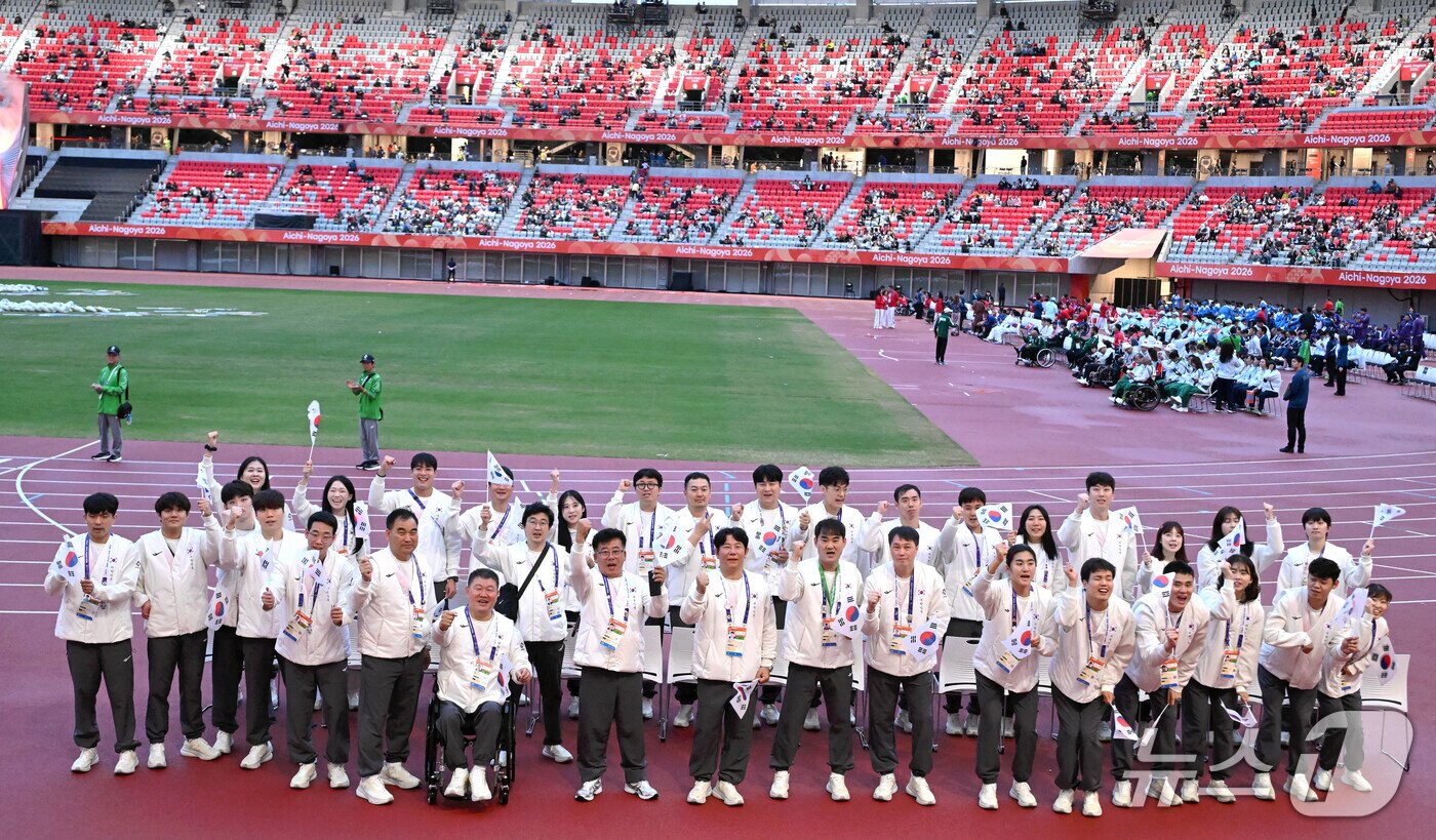 본문 이미지 - 24일 일본 나고야 미즈호공원 육상경기장에서 열린 2026 아이치·나고야 장애인아시아경기대회 폐회식 시작에 앞서 대한민국 선수단이 입장해 취재진을 향해 태극기를 흔들어보이고 있다. 2026.10.24 ⓒ 뉴스1 사진공동취재단