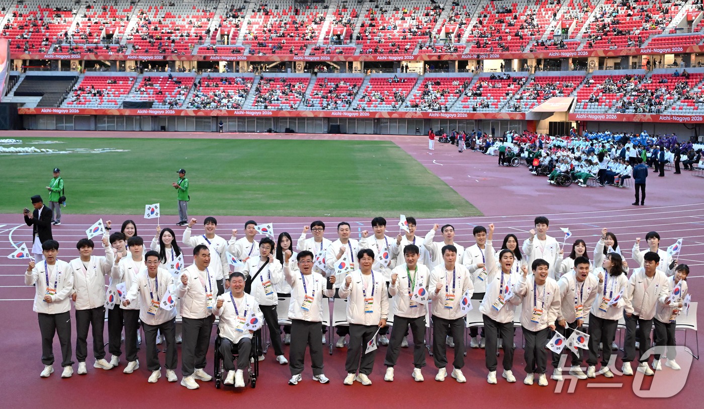(서울=뉴스1) 사진공동취재단 = 24일 일본 나고야 미즈호공원 육상경기장에서 열린 2026 아이치·나고야 장애인아시아경기대회 폐회식 시작에 앞서 대한민국 선수단이 입장해 취재진을 …