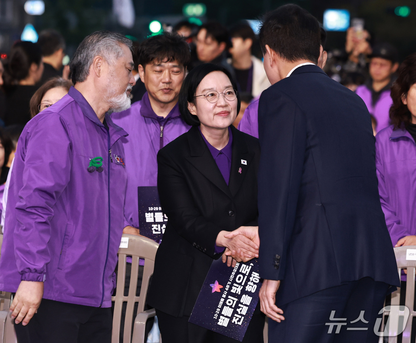 (서울=뉴스1) 구윤성 기자 = 한성숙 국무총리가 24일 서울광장에서 열린 10·29 이태원 참사 4주기 시민추모대회에 참석해 오세훈 서울시장과 인사 나누고 있다. 2026.10. …