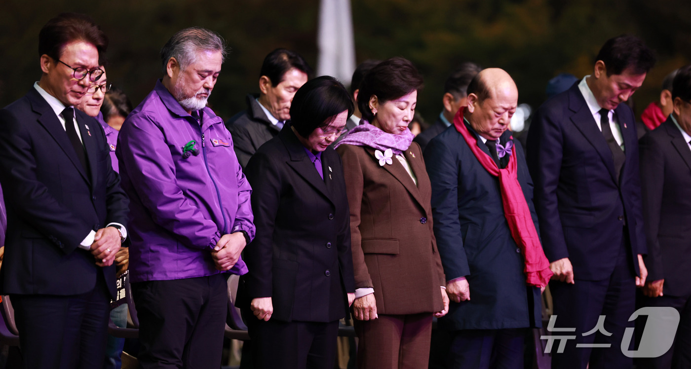 (서울=뉴스1) 구윤성 기자 = 한성숙 국무총리, 김민석 더불어민주당 대표, 오세훈 서울시장 등 참석자들이 24일 서울광장에서 열린 10·29 이태원 참사 4주기 시민추모대회에서 …