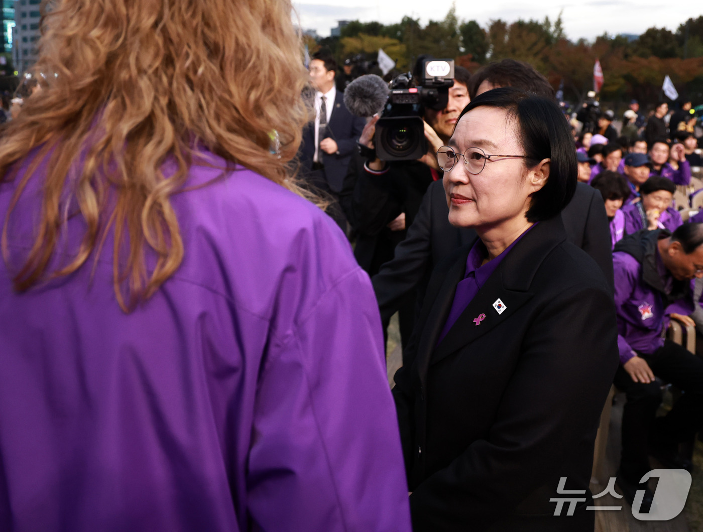 (서울=뉴스1) 구윤성 기자 = 한성숙 국무총리가 24일 서울광장에서 열린 10·29 이태원 참사 4주기 시민추모대회에 참석해 외국인 희생자 가족을 위로하고 있다. 2026.10. …