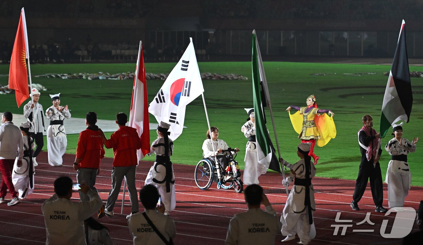 본문 이미지 - 24일 일본 나고야 미즈호공원 육상경기장에서 열린 2026 아이치·나고야 장애인아시아경기대회 폐회식 시작에 앞서 한국 윤지유 등이 선수단이 입장하고 있다. 2026.10.24 ⓒ 뉴스1 사진공동취재단
