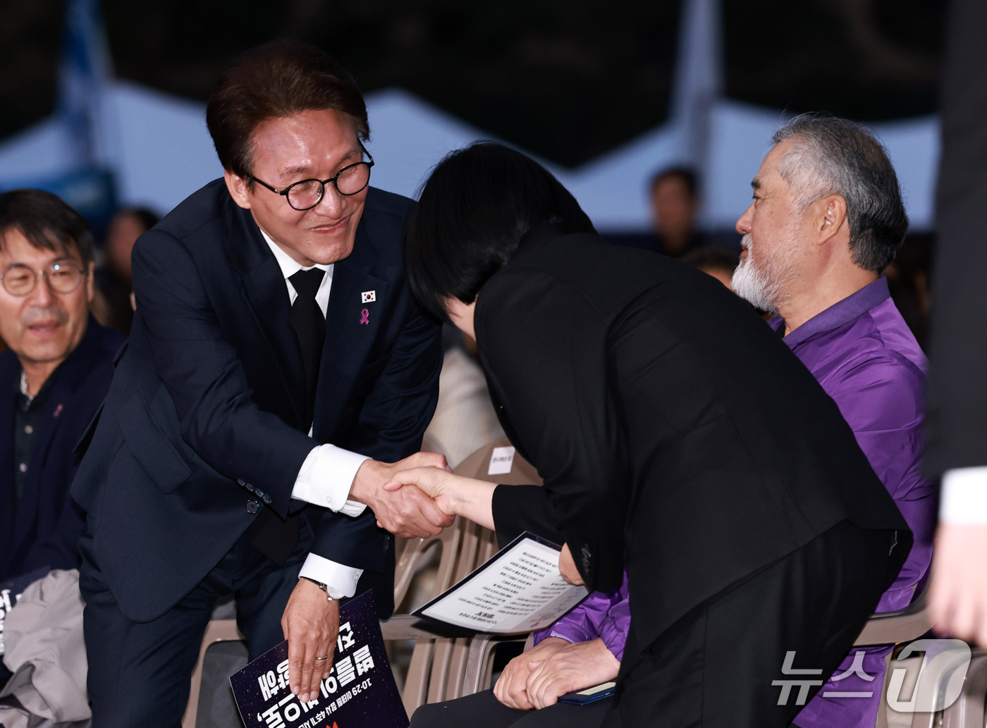 (서울=뉴스1) 구윤성 기자 = 김민석 더불어민주당 대표가 24일 서울광장에서 열린 10·29 이태원 참사 4주기 시민추모대회에 참석해 한성숙 국무총리와 인사 나누고 있다. 202 …