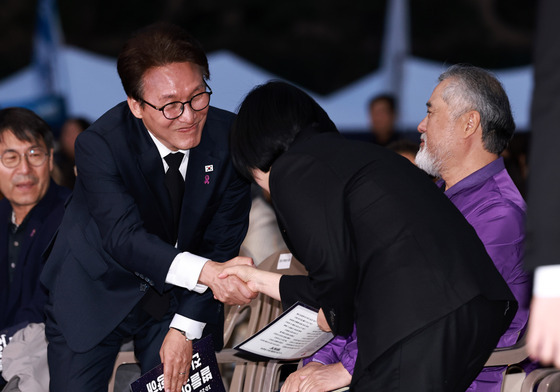 한성숙 총리와 인사 나누는 김민석 대표