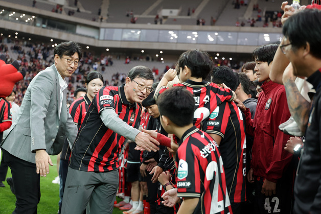 FC서울 우승날 상암 찾은 허태수 GS그룹 회장 "선수단 노고에 박수"
