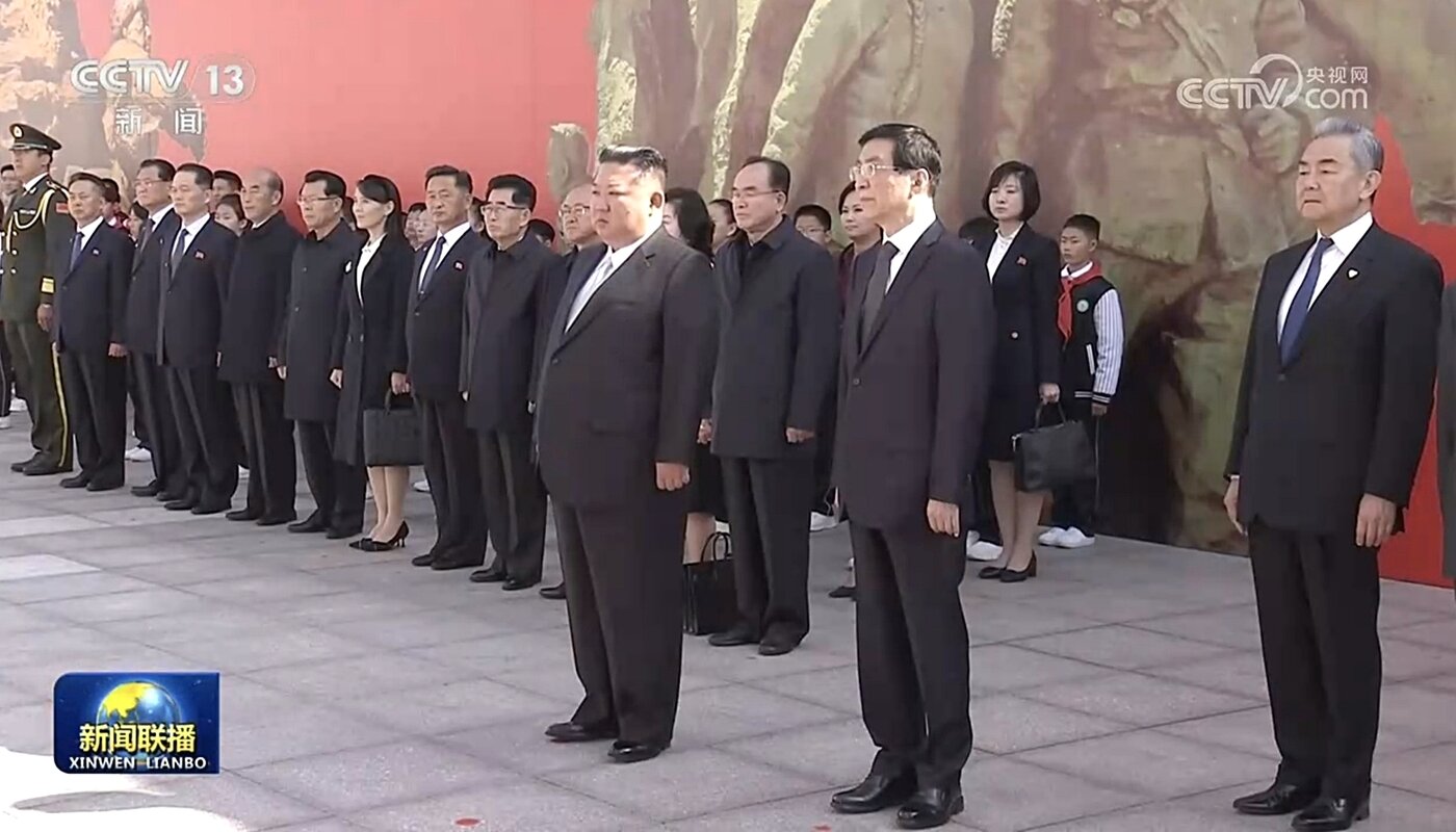 본문 이미지 - 김정은 북한 노동당 총비서가 24일 중국 랴오닝성 단둥에서 열린 '항미원조기념탑' 헌화 행사에 참석하고 있다. 이번 방문에 동행한 인사로는 북한 측 조용원 노동당 비서, 최선희 외무상, 김성남 당 국제부장, 김덕훈 내각 제1부총리, 김여정 당 총무부장과 중국 측 왕후닝 전국인민정치협상회의(정협) 주석, 왕이 중앙외사판공실 주임 겸 외교부장, 류하이싱 당 대외연락부장, 마자오쉬 외교부 부부장 등이다.(중국 CCTV 화면 캡처)