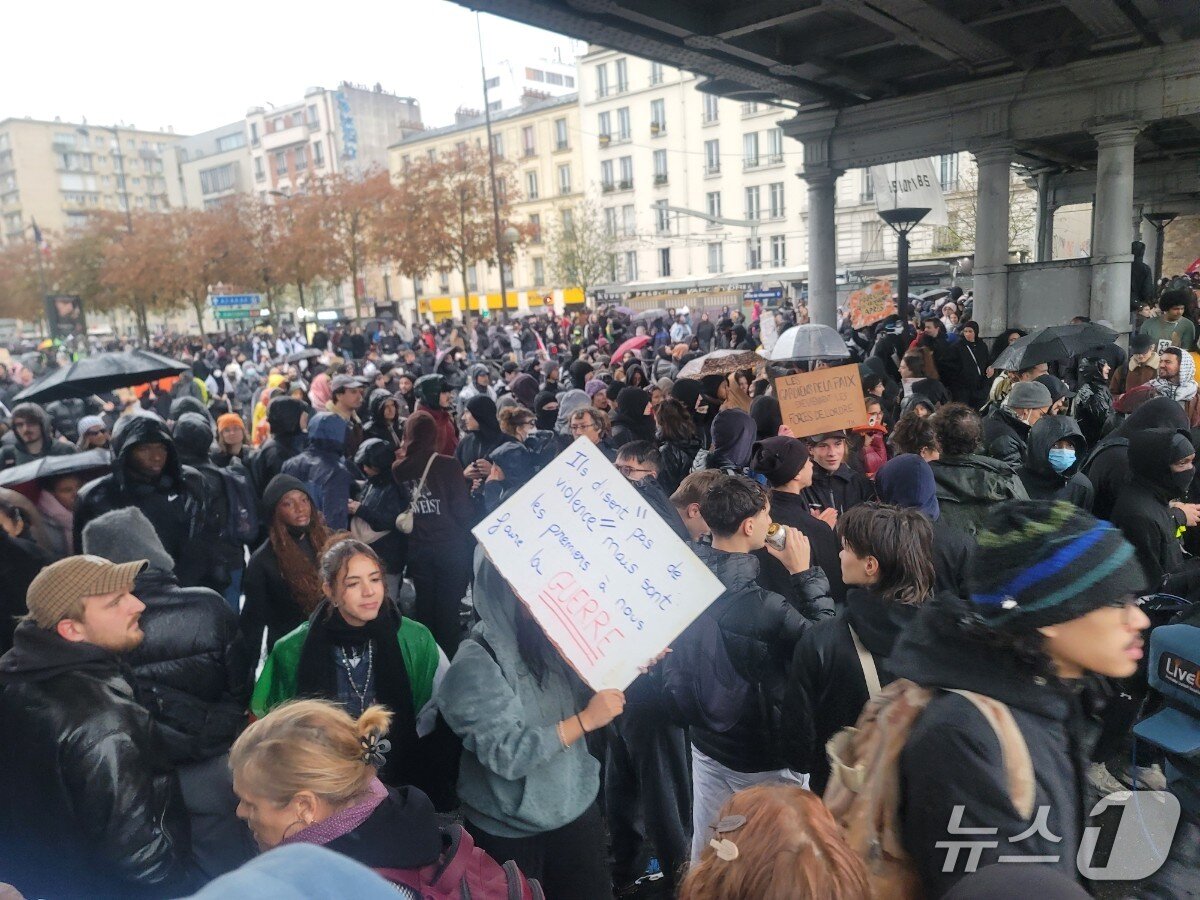 본문 이미지 - (파리=뉴스1 이지예 객원기자) 파리 포르트 드 뱅센 시위 현장.2026.10.24