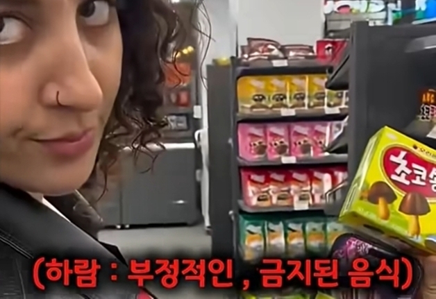 "편의점에 왜 할랄 식품 없지?"…히잡도 안 쓰고 짜증 낸 여성 '너는 뭐냐'