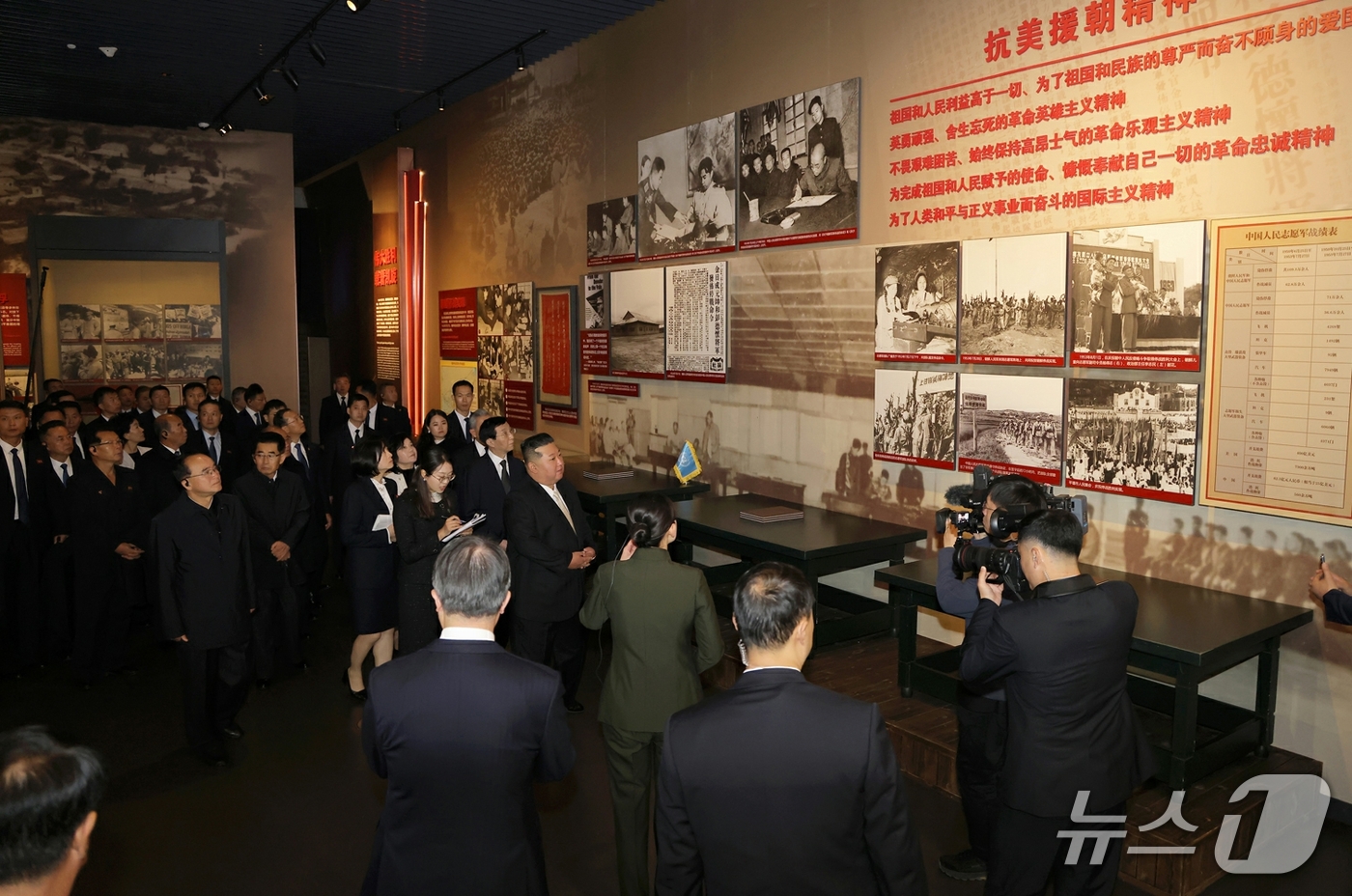 (평양 노동신문=뉴스1) = 북한 노동당 기관지 노동신문은 25일 김정은 총비서가 전날 "중국인민지원군 조선전선참전 76주년을 맞아 중국 단둥을 방문하고 '항미원조기념관'을 찾았다 …