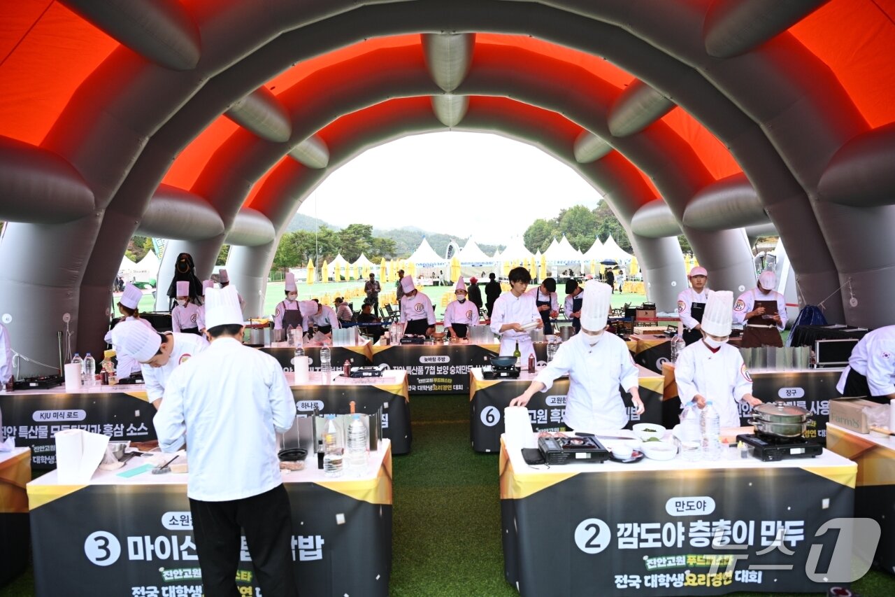 본문 이미지 - 24일 전북 진안군 공설운동장 일원에서 '진안고원 푸드페스타'가 열리고 있는 가운데 세프들이 음식을 만들고 있다. 이번 축제는 25일까지 열린다.(진안군 제공, 재판매 및 DB 금지)2026.10.25 ⓒ 뉴스1 김동규 기자
