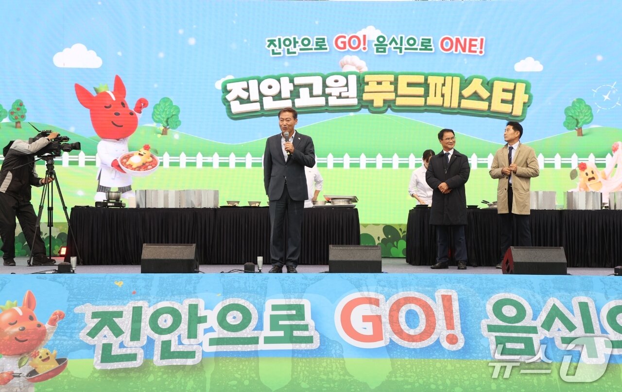 본문 이미지 - 24일 전북 진안군 공설운동장 일원에서 '진안고원 푸드페스타'가 열리고 있는 가운데 전춘성 군수가 인사말을 하고 있다. 이번 축제는 25일까지 열린다.(진안군 제공, 재판매 및 DB 금지)2026.10.25 ⓒ 뉴스1 김동규 기자