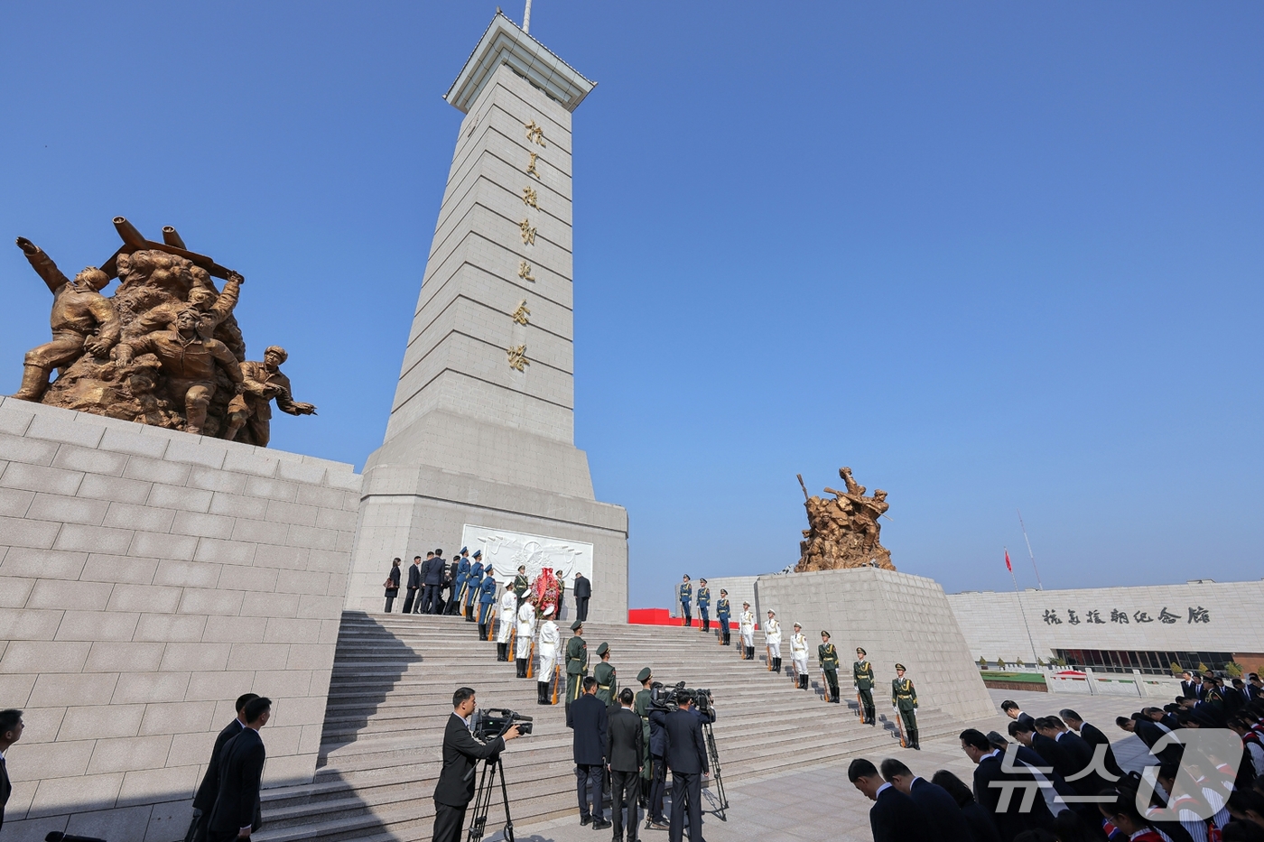 (평양 노동신문=뉴스1) = 북한 노동당 기관지 노동신문은 지난 24일 김정은 노동당 총비서가 중국인민지원군 참전 76주년을 맞아 중국 랴오닝성 단둥을 방문했다고 25일 보도했다. …