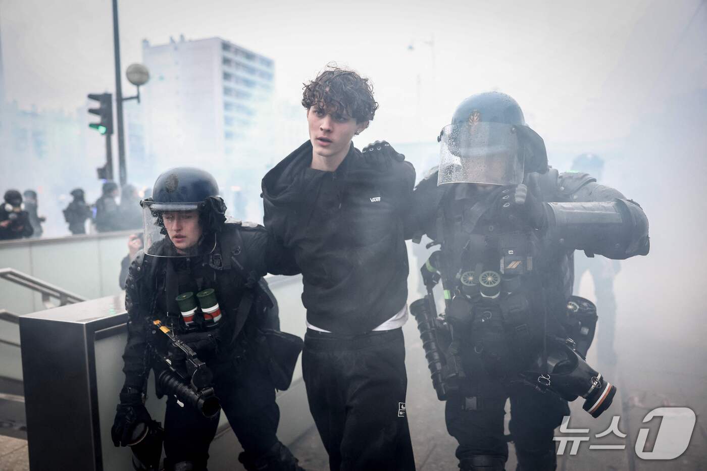 (파리 AFP=뉴스1) 김경민 기자 = 24일(현지시간) 프랑스 파리에서 진행된 시위 도중 남성 1명이 경찰에 체포되고 있다. 2026.10.24ⓒ AFP=뉴스1