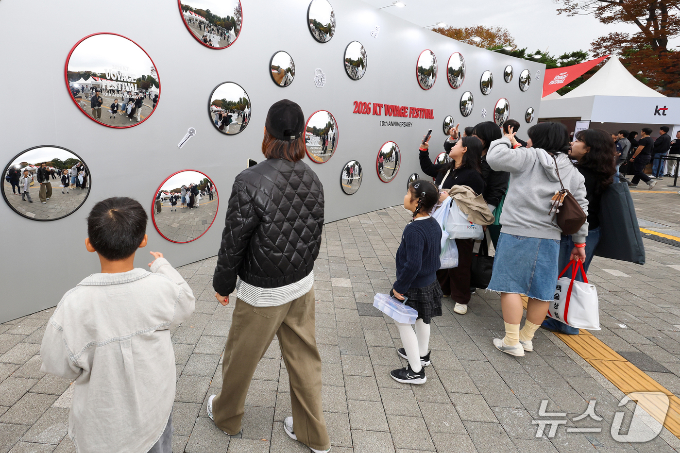 (서울=뉴스1) 신웅수 기자 = KT가 대표 고객 문화축제 2026 KT 보야지 페스티벌 개최했다.사진은 지난 24일 경기 성남시 분당중앙공원에서 열린 KT 보야지 페스티벌에 참여 …
