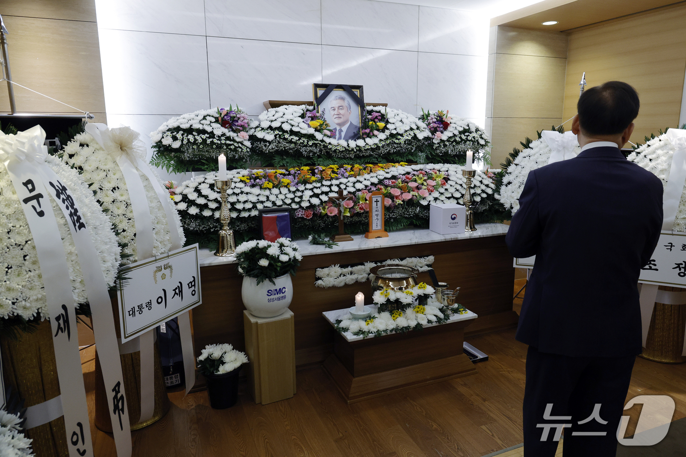 (서울=뉴스1) 박정호 기자 = 25일 오전 서울시 강남구 양재대로 삼성서울병원 장례식장에 마련된 김영삼 전 대통령 최측근이자 상도동계 핵심 인사인 최형우 전 내무부 장관 빈소에 …