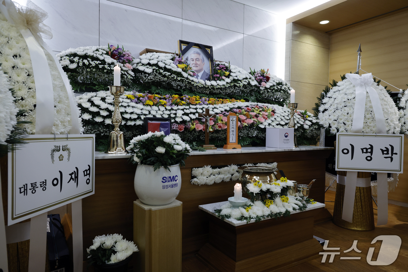 (서울=뉴스1) 박정호 기자 = 25일 오전 서울시 강남구 양재대로 삼성서울병원 장례식장에 김영삼 전 대통령 최측근이자 상도동계 핵심 인사인 최형우 전 내무부 장관 빈소가 마련되어 …