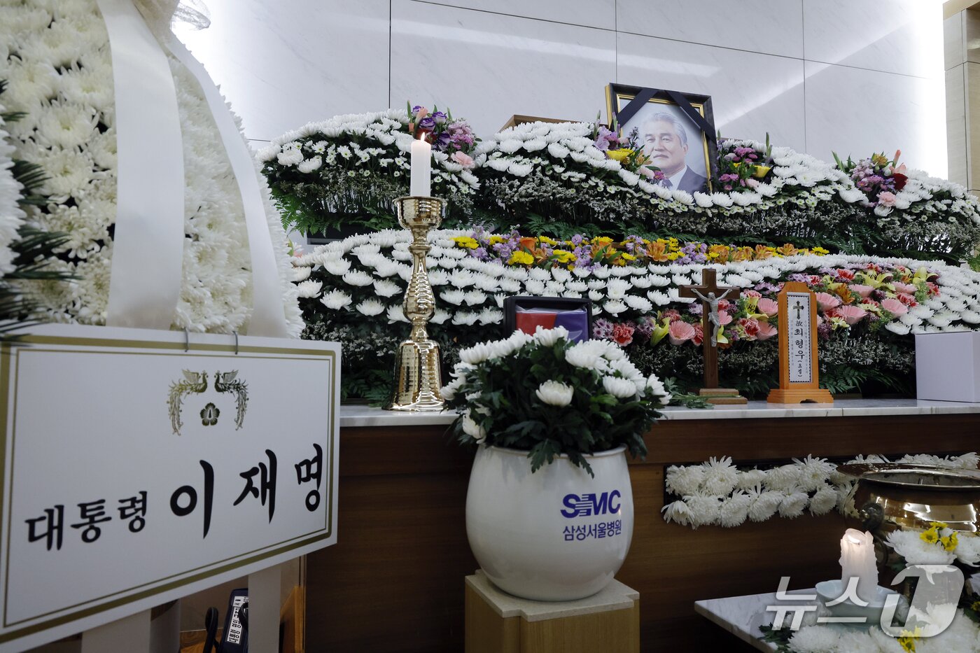 본문 이미지 - 25일 오전 서울시 강남구 양재대로 삼성서울병원 장례식장에 김영삼 전 대통령 최측근이자 상도동계 핵심 인사인 최형우 전 내무부 장관 빈소가 마련되어 있다. 신민당 부총재와 민주당 수석부총재, 통일민주당 원내총무 등을 역임한 고인은 1990년 3당 합당 이후 민주자유당에 합류했다. 1993년 문민정부 출범 이후 민주자유당 사무총장을 맡았고 같은 해 12월부터 이듬해 12월까지 내무부 장관을 지냈다. 고인의 장례는 대한민국헌정회장과 4·19혁명동지회장으로 엄수된다. 2026.10.25 ⓒ 뉴스1 박정호 기자