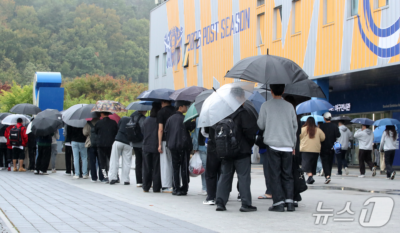 (대구=뉴스1) 공정식 기자 = 25일 오전 비가 내리는 대구 삼성라이온즈파크 주변에서 야구팬들이 입장을 기다리고 있다. 이날 오후 2시 프로야구 2026 신한 SOL KBO 포스 …