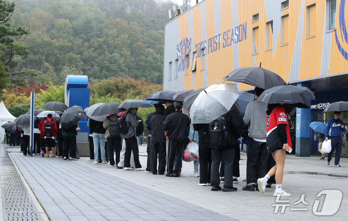 (대구=뉴스1) 공정식 기자 = 25일 오전 비가 내리는 대구 삼성라이온즈파크 주변에서 야구팬들이 입장을 기다리고 있다. 이날 오후 2시 프로야구 2026 신한 SOL KBO 포스 …