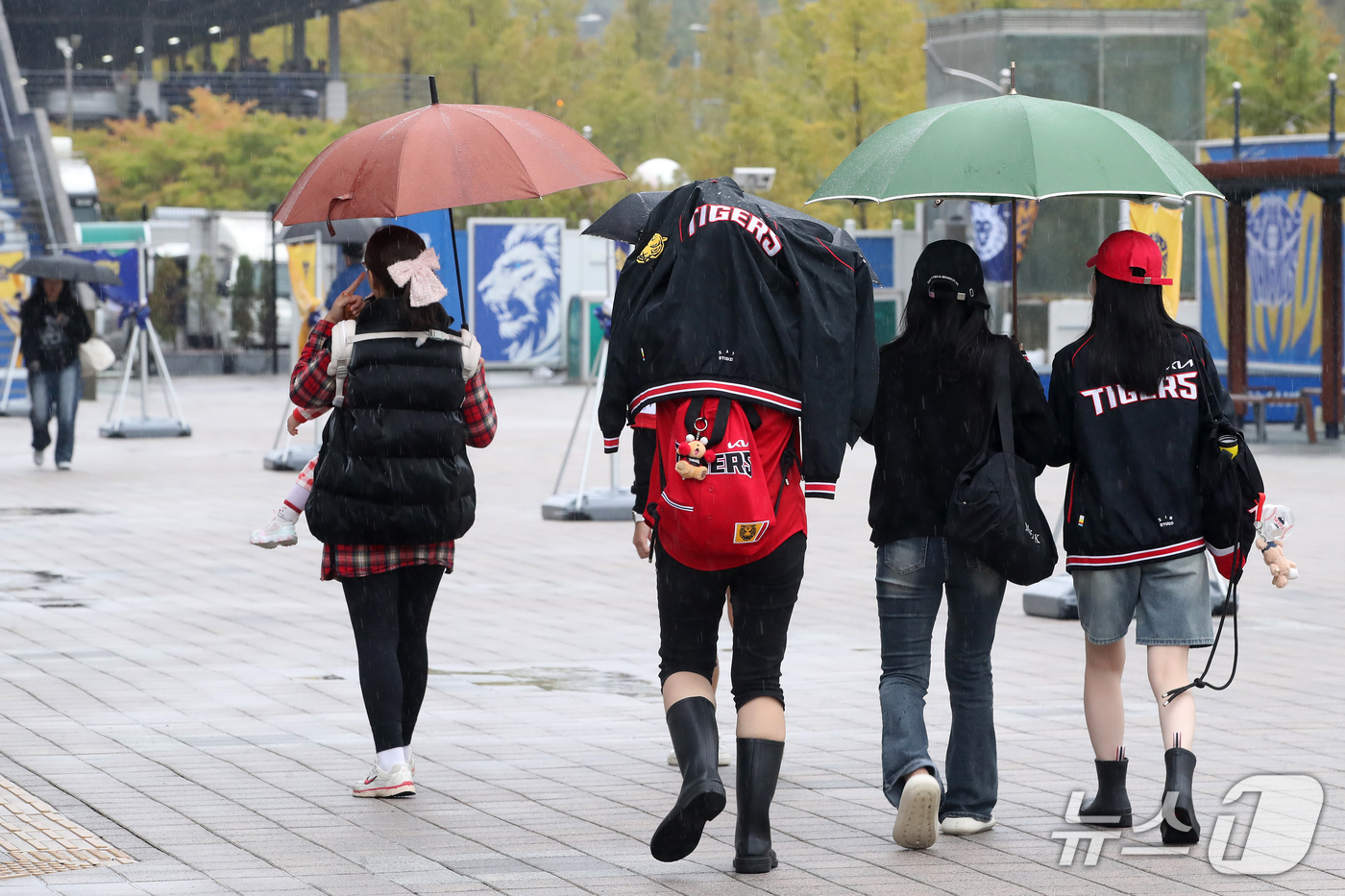 (대구=뉴스1) 공정식 기자 = 25일 오전 비가 내리는 대구 삼성라이온즈파크 주변에서 우산을 쓴 야구팬들이 경기장 주변을 서성이고 있다. 이날 오후 2시 프로야구 2026 신한 …