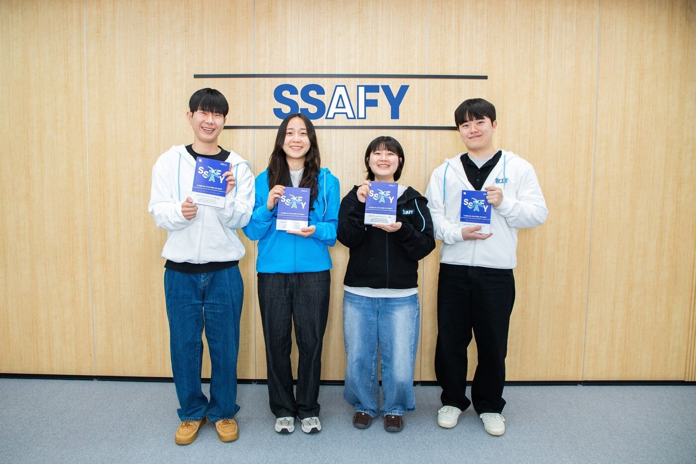 본문 이미지 - SSAFY 교육생들이 수기 공모집을 들고 기념촬영을 하고 있다.(삼성그룹 제공)/뉴스1
