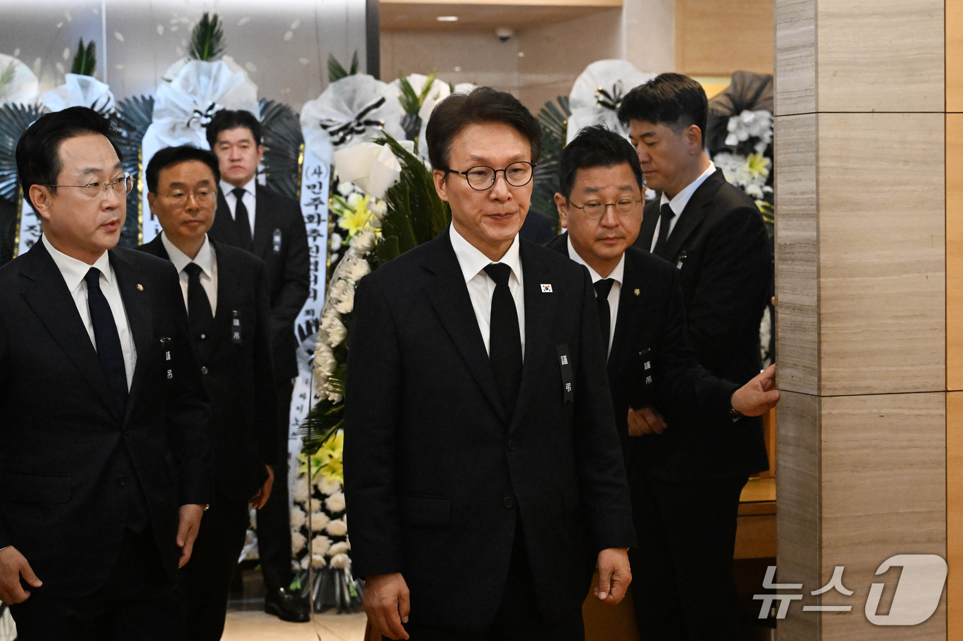 (서울=뉴스1) 박정호 기자 = 김민석 더불어민주당 대표가 25일 오전 서울시 강남구 양재대로 삼성서울병원 장례식장에 마련된 김영삼 전 대통령 최측근이자 상도동계 핵심 인사인 최형 …
