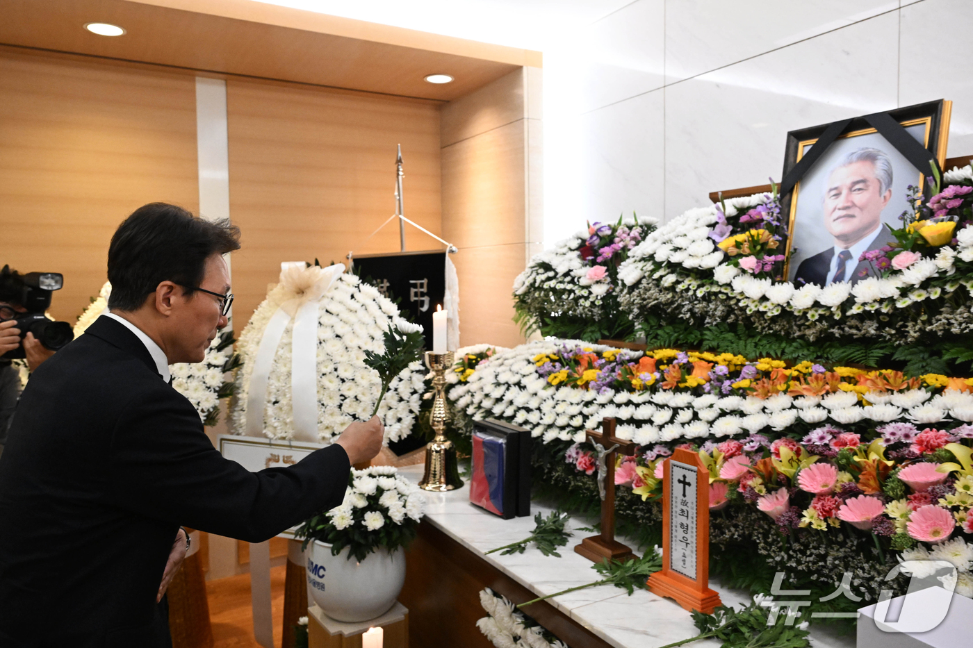 (서울=뉴스1) 박정호 기자 = 김민석 더불어민주당 대표가 25일 오전 서울시 강남구 양재대로 삼성서울병원 장례식장에 마련된 김영삼 전 대통령 최측근이자 상도동계 핵심 인사인 최형 …