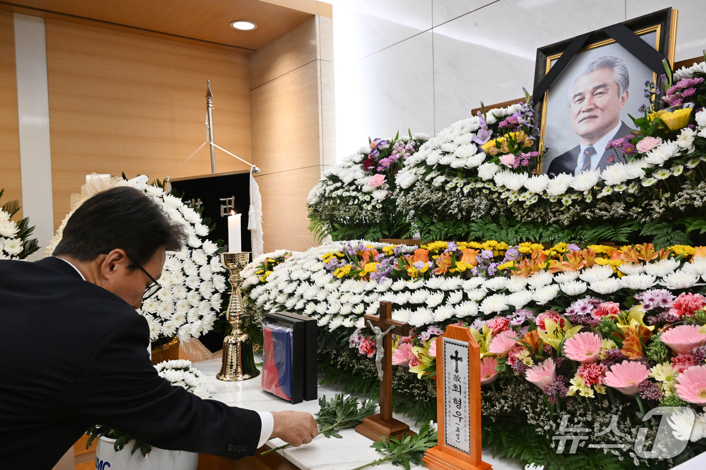 (서울=뉴스1) 박정호 기자 = 김민석 더불어민주당 대표가 25일 오전 서울시 강남구 양재대로 삼성서울병원 장례식장에 마련된 김영삼 전 대통령 최측근이자 상도동계 핵심 인사인 최형 …