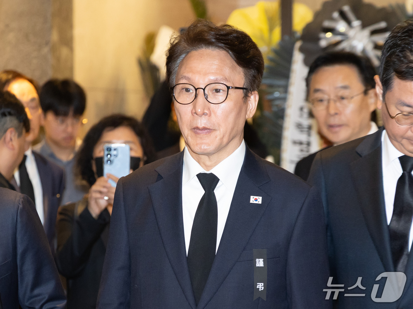 (서울=뉴스1) 박정호 기자 = 김민석 더불어민주당 대표가 25일 오전 서울시 강남구 양재대로 삼성서울병원 장례식장에 마련된 김영삼 전 대통령 최측근이자 상도동계 핵심 인사인 최형 …