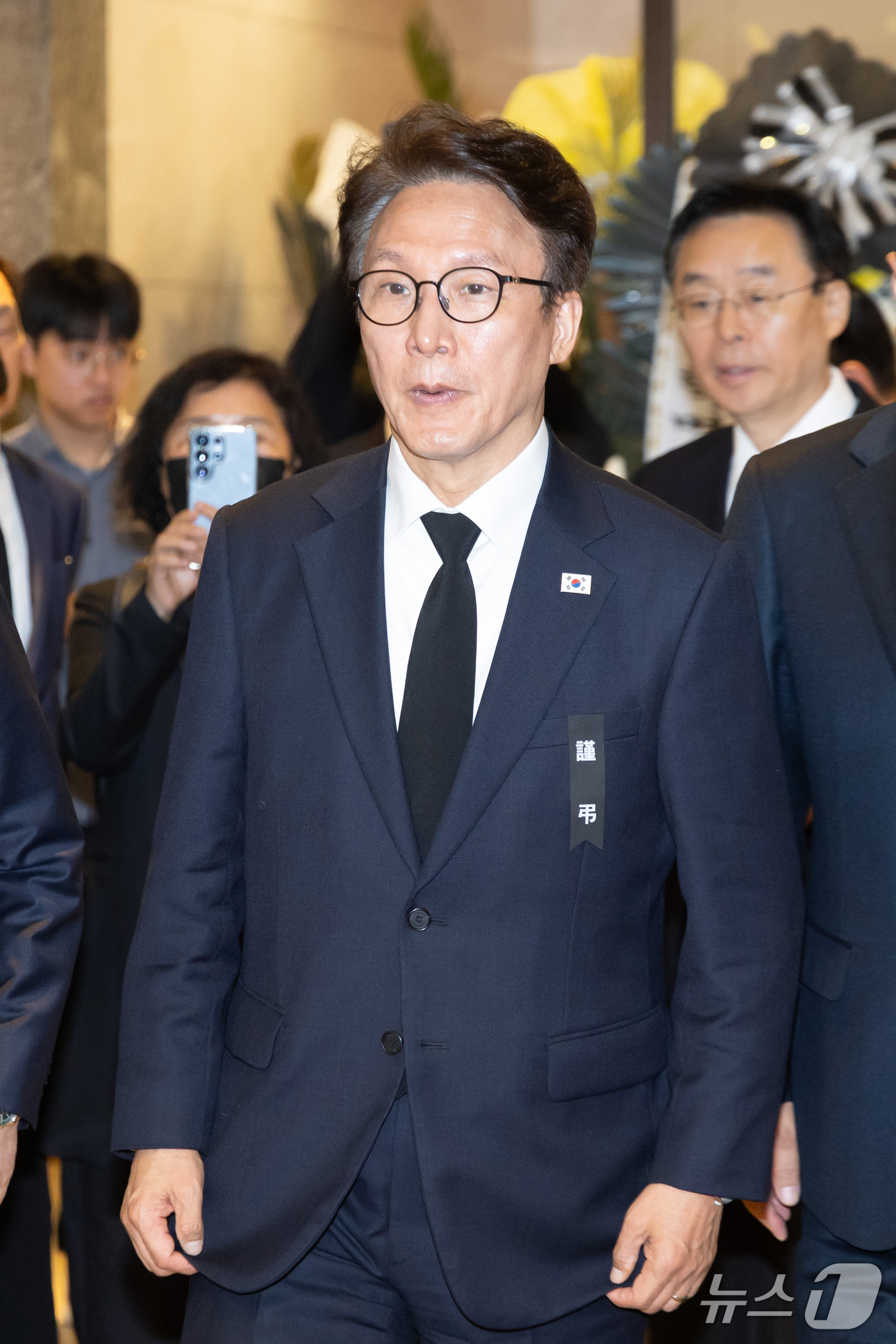 (서울=뉴스1) 박정호 기자 = 김민석 더불어민주당 대표가 25일 오전 서울시 강남구 양재대로 삼성서울병원 장례식장에 마련된 김영삼 전 대통령 최측근이자 상도동계 핵심 인사인 최형 …