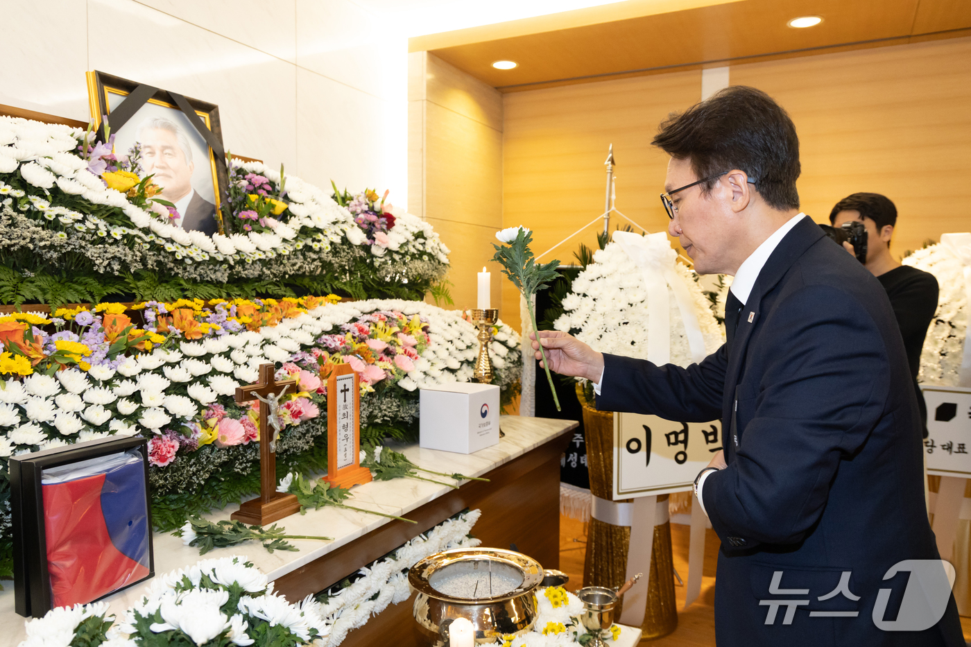 (서울=뉴스1) 박정호 기자 = 김민석 더불어민주당 대표가 25일 오전 서울시 강남구 양재대로 삼성서울병원 장례식장에 마련된 김영삼 전 대통령 최측근이자 상도동계 핵심 인사인 최형 …