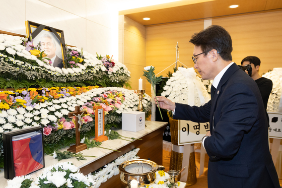 헌화하는 김민석 대표