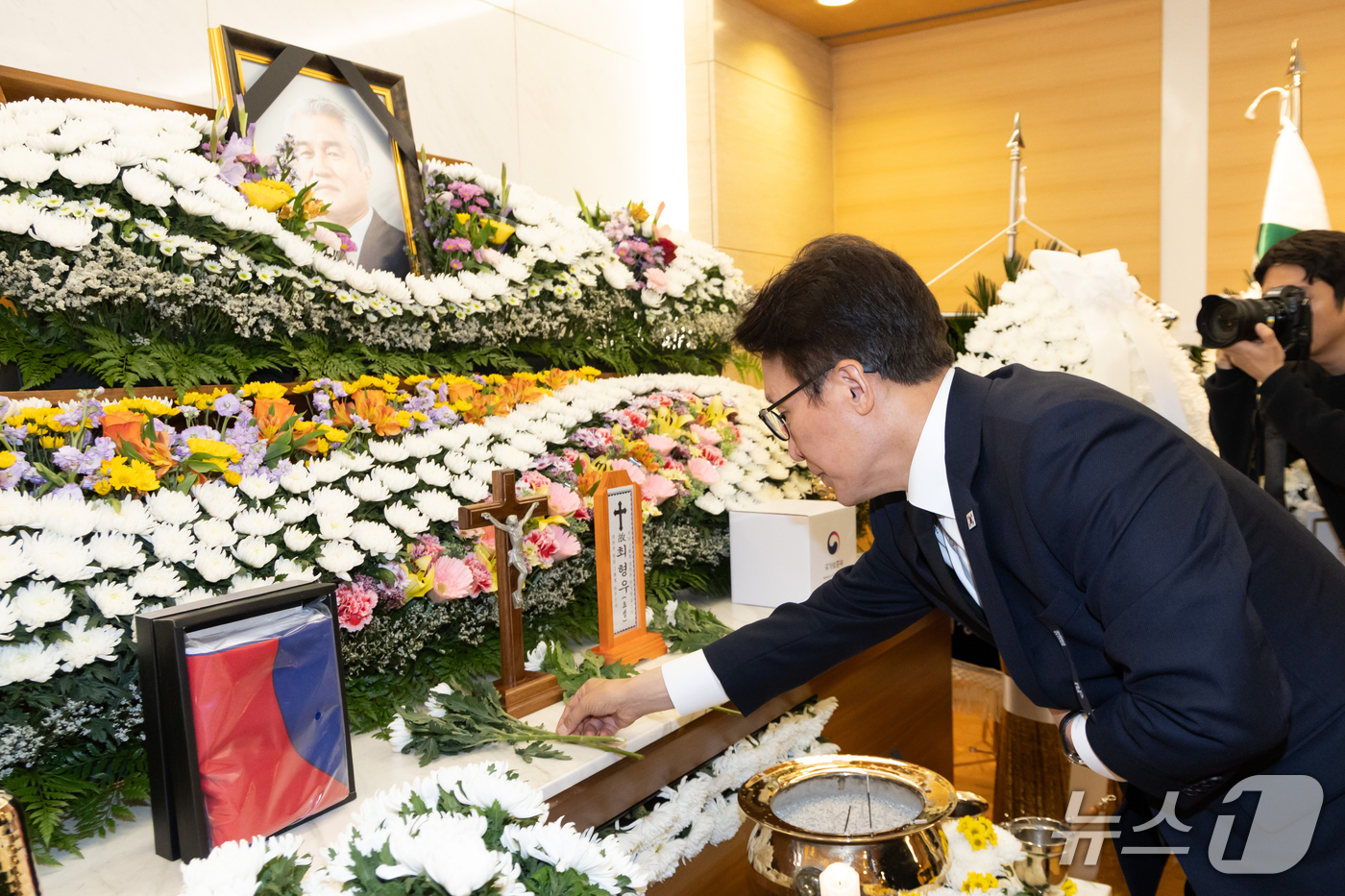 (서울=뉴스1) 박정호 기자 = 김민석 더불어민주당 대표가 25일 오전 서울시 강남구 양재대로 삼성서울병원 장례식장에 마련된 김영삼 전 대통령 최측근이자 상도동계 핵심 인사인 최형 …