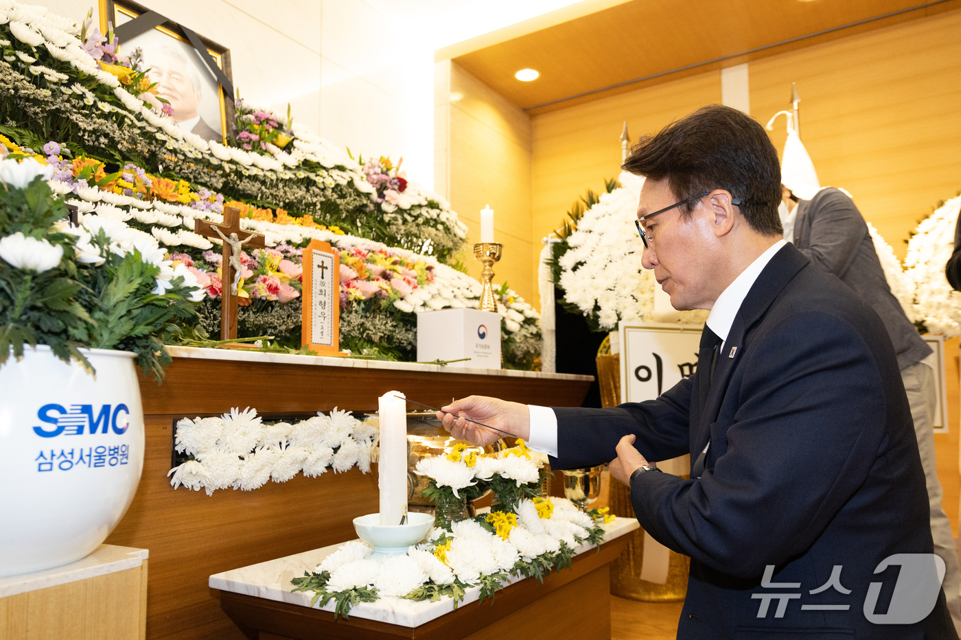 (서울=뉴스1) 박정호 기자 = 김민석 더불어민주당 대표가 25일 오전 서울시 강남구 양재대로 삼성서울병원 장례식장에 마련된 김영삼 전 대통령 최측근이자 상도동계 핵심 인사인 최형 …